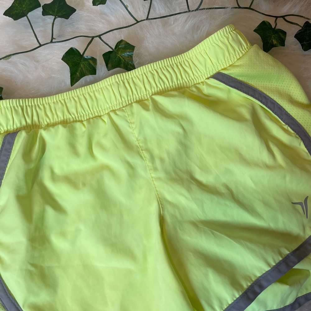 Girls size 10 active Old Navy neon yellow shorts!